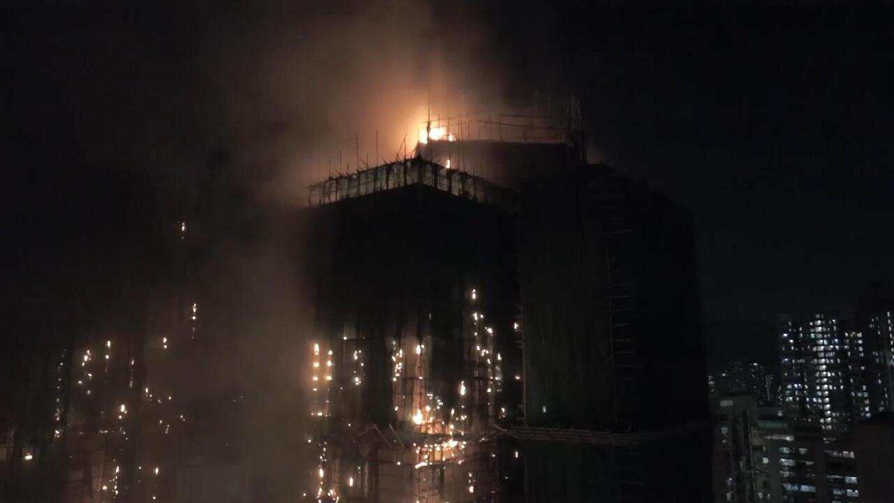 حريق ضخم يلتهم أبراجاً سكنية في هونغ كونغ ويودي بحياة 13 شخصاً على الأقل 