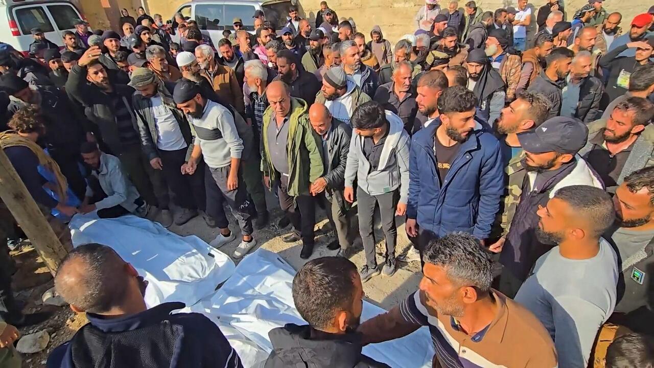 "لا نسمح لأحد بالتعدي علينا"... أهالي بيت جن في سوريا يشيعون قتلى العملية الإسرائيلية
