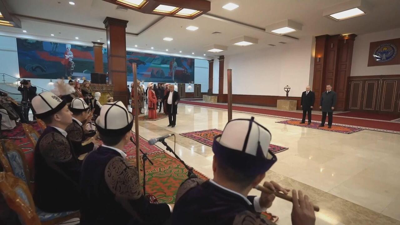 بوتين يحظى بحفل استقبال مميز لدى وصوله إلى بيشكيك في قيرغيزستان