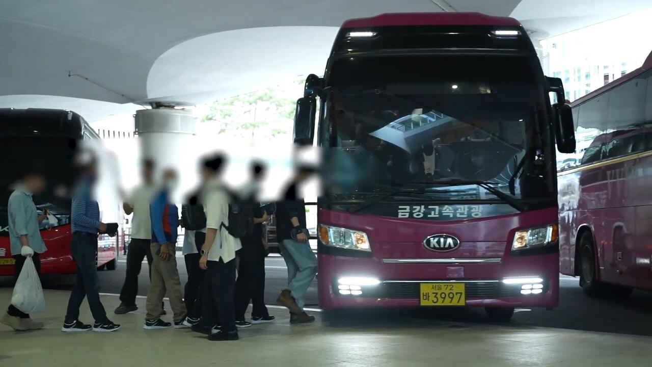 Bad Hyundai at the office - 300 South Koreans returned home after US immigration raid

