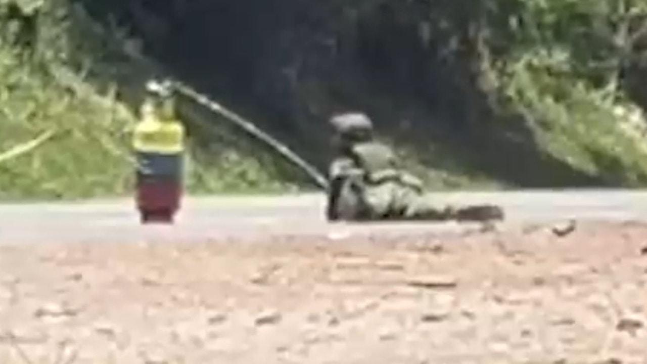 Bomb disposal drama - Army neutralises explosive device on Pan-American Highway in Cauca