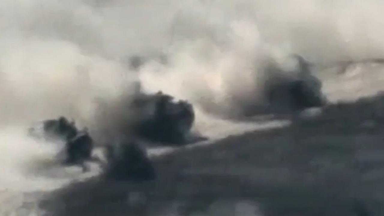 Gaza City under attack - Dramatic footage of Israeli tanks on the offensive