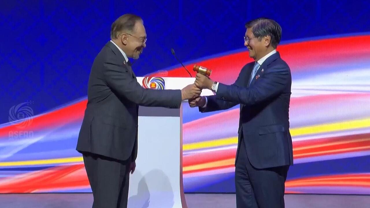 Passing the gavel! Malaysia hands over chairmanship of ASEAN to Philippines
