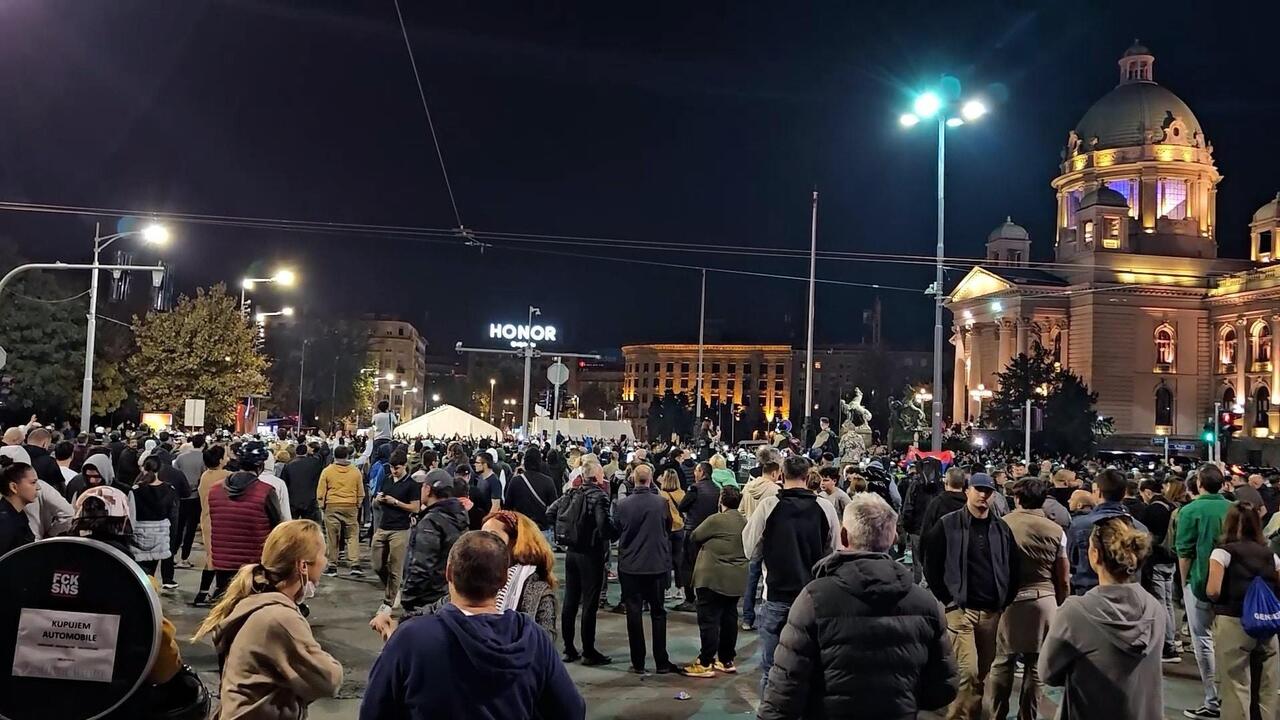 Tensions mount as hundreds stage rival pro- and anti-government protests in Belgrade