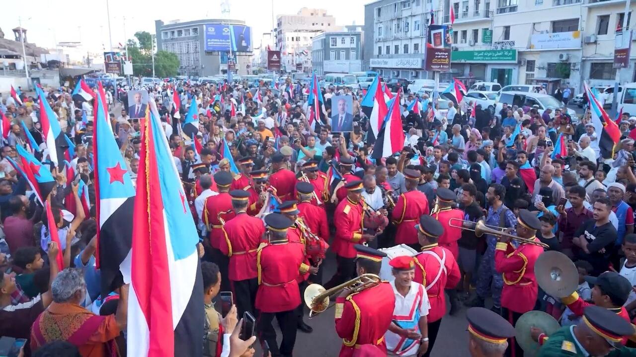 حشود غفيرة في عدن تحتفل بسيطرة القوات الجنوبية على وادي وصحراء حضرموت