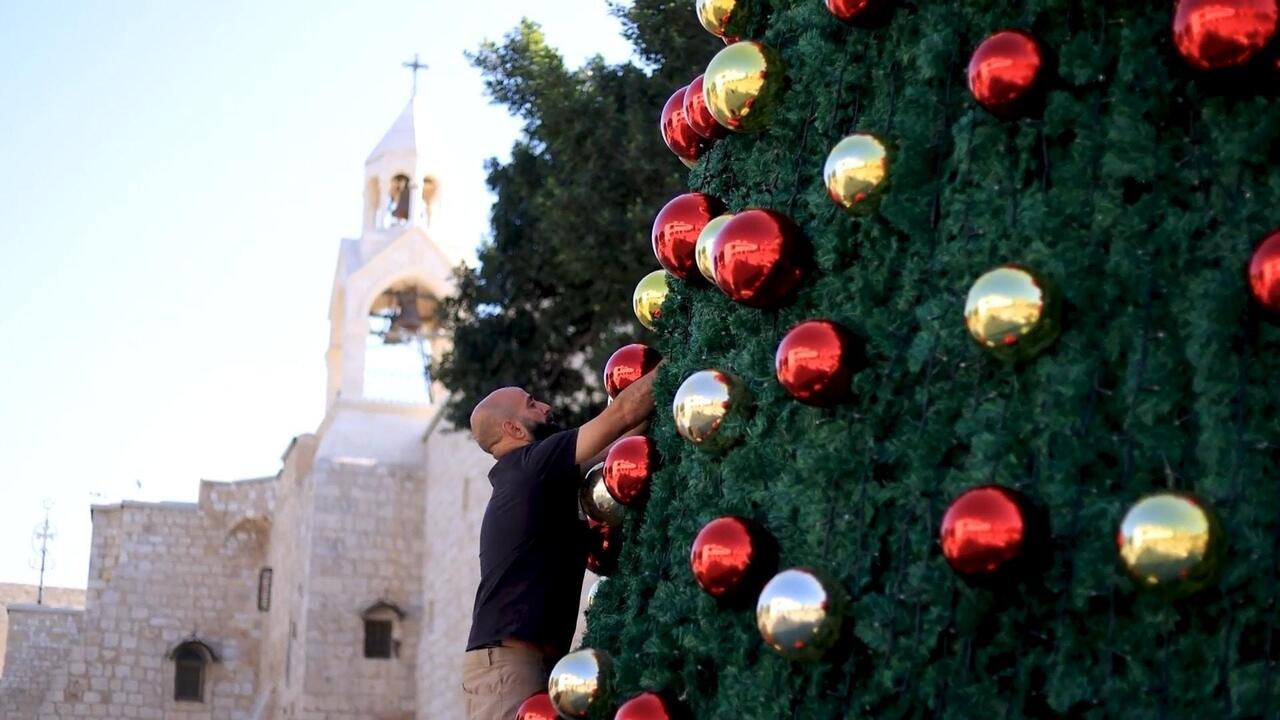 بيت لحم تنصب شجرة عيد الميلاد بعد توقف دام عامين بسبب حرب غزة
