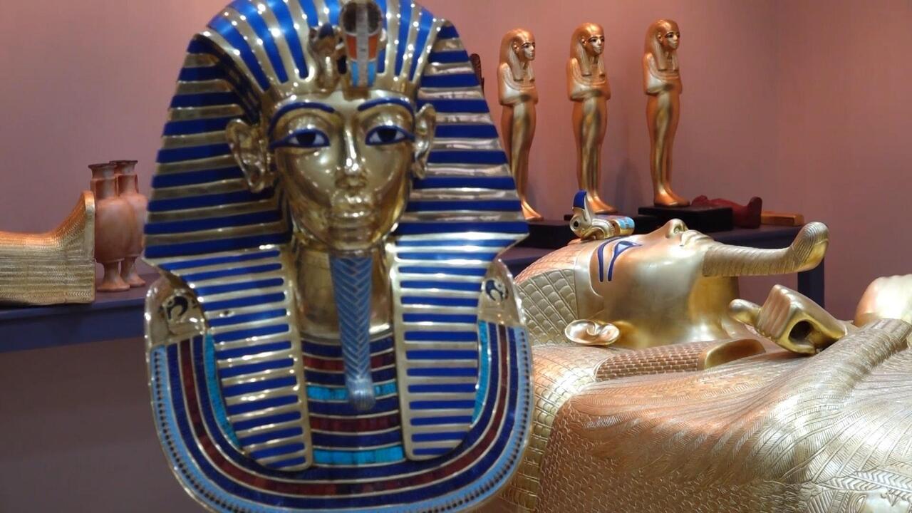 فنان بصري يصنع نسخة مطابقة لقناع توت عنخ آمون بعد دراسة دقيقة للفن المصري القديم