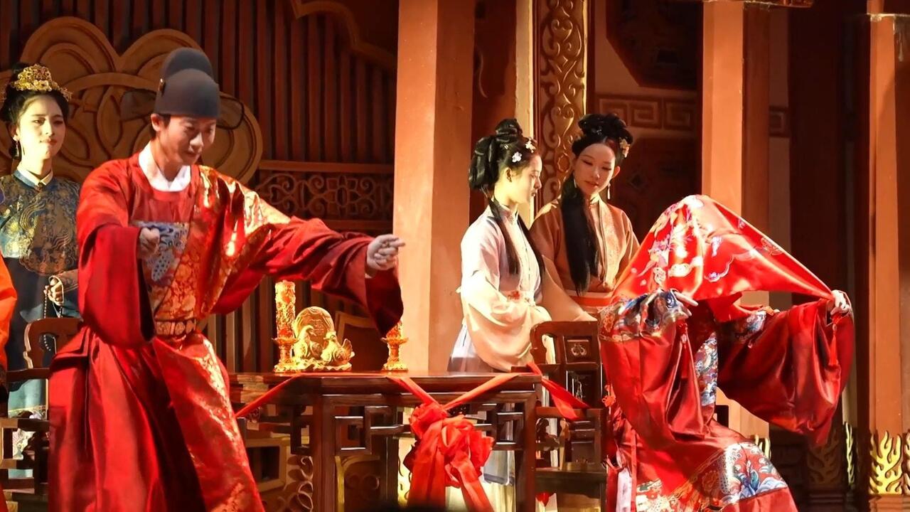 مطعم في بكين يقدم تجربة غامرة مستوحاة من رواية "حلم الغرفة الحمراء" الكلاسيكية
