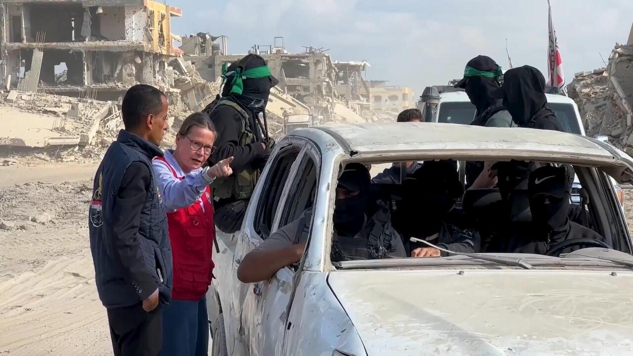 آليات مصرية تبحث عن رفات رهائن داخل الخط الأصفر بغزة بحضور القسام والصليب الأحمر
