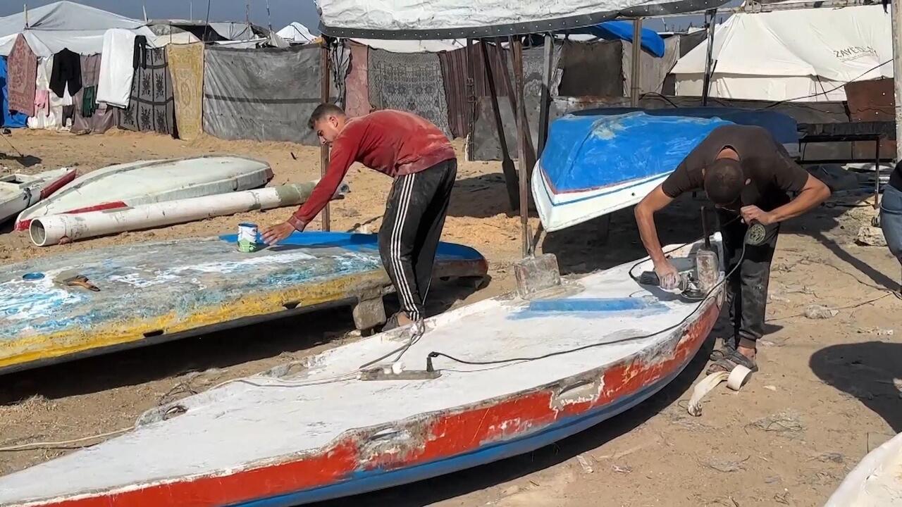 ورش الشركة الفلسطينية للصيد تعيد تأهيل مراكب صيادي غزة المتضرّرة رغم شحّ الإمكانات