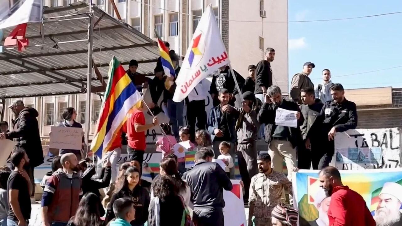 العلويون والدروز يرفعون صوتهم في السويداء مطالبين بالفيدرالية وحماية الأقليات بسوريا