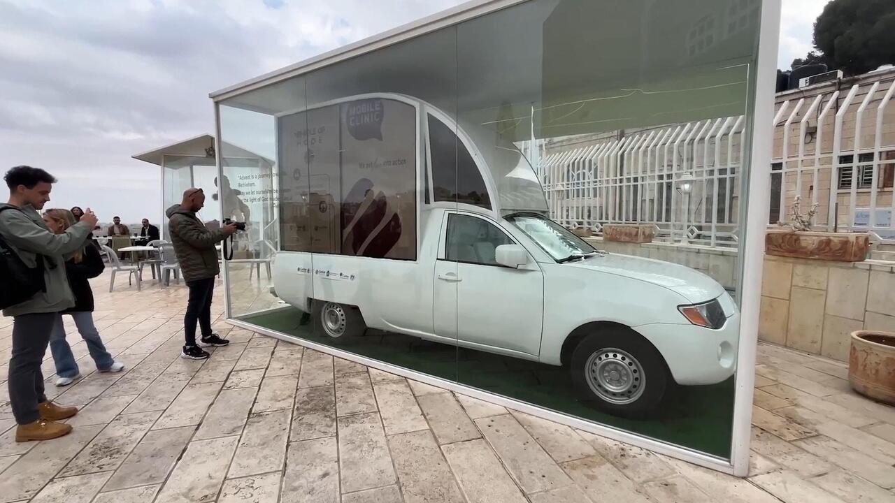عرض سيارة البابا الراحل فرانسيس في كنيسة المهد بعد تحويلها إلى عيادة متنقلة لأطفال غزة