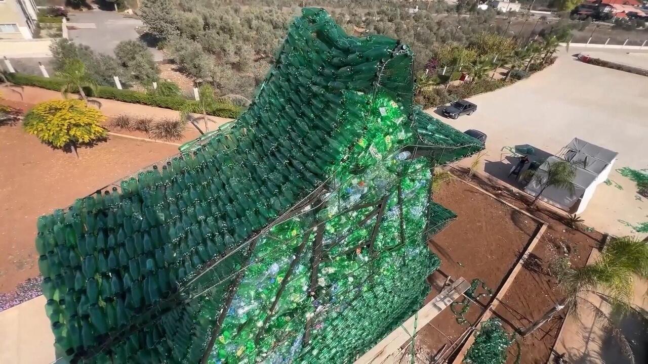 ناشطة لبنانية تبني مجسماً لأكبر شجرة أرز من عبوات بلاستيكية وتسعى لدخول موسوعة غينيس