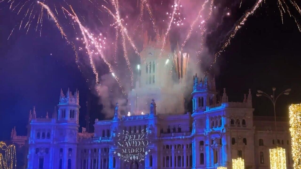 مدريد تفتتح موسم أعياد الميلاد بعرض ضوئي مبهر في ساحة سيبيلس
