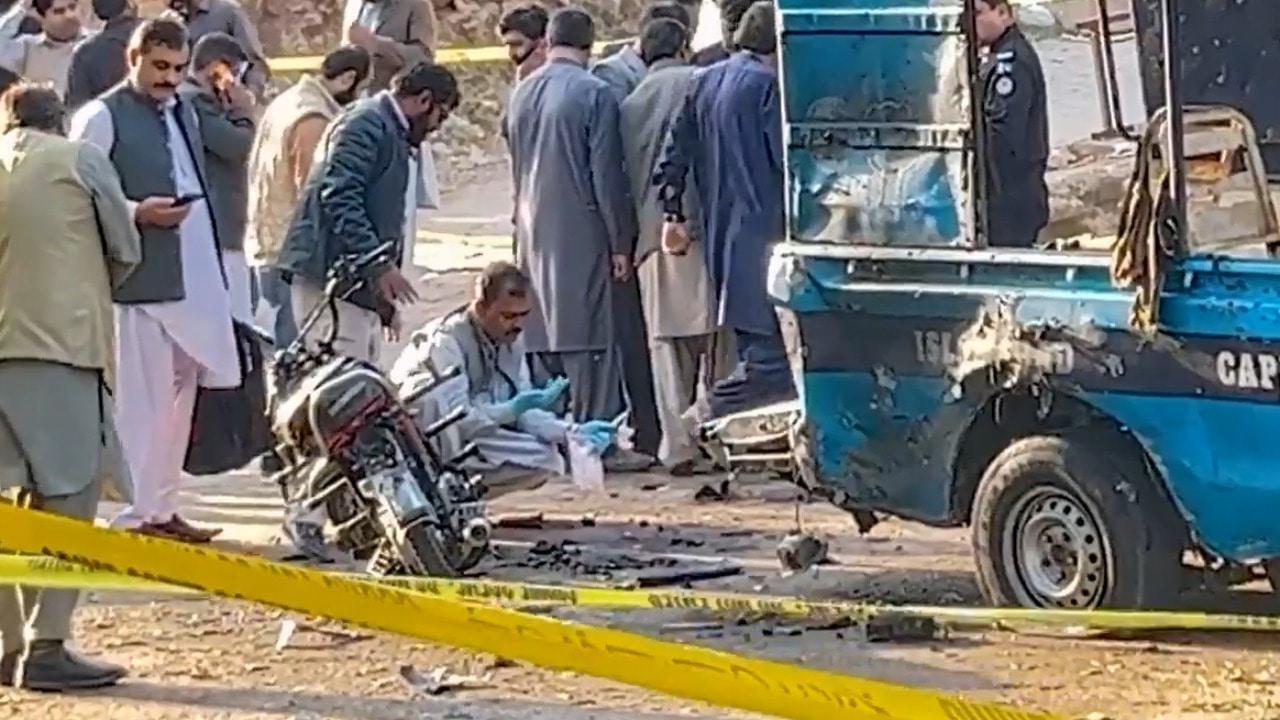Islamabad blast - At least 12 dead in 'suicide bombing' outside courts

