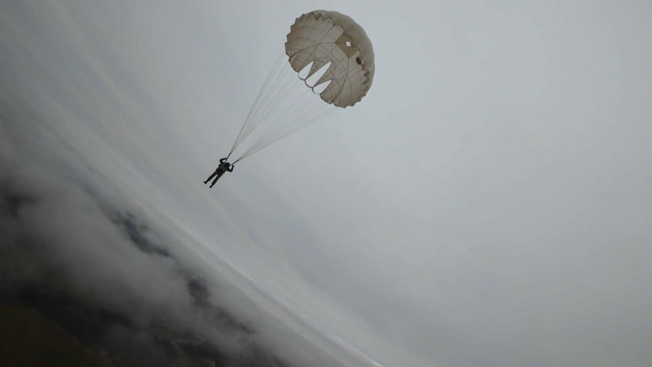 High jump! Russian special forces parachute from extreme altitude

