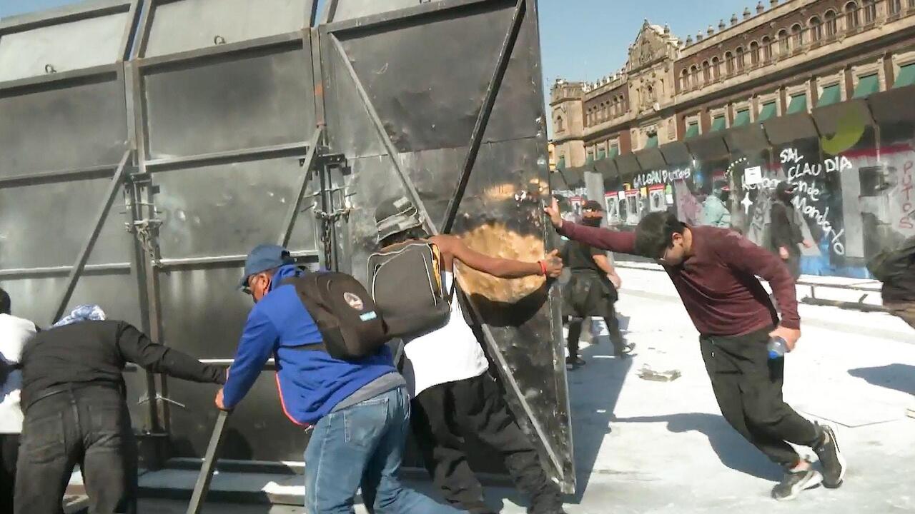 Sheinbaum under pressure - Gen Z protesters tear down barriers in Mexico City