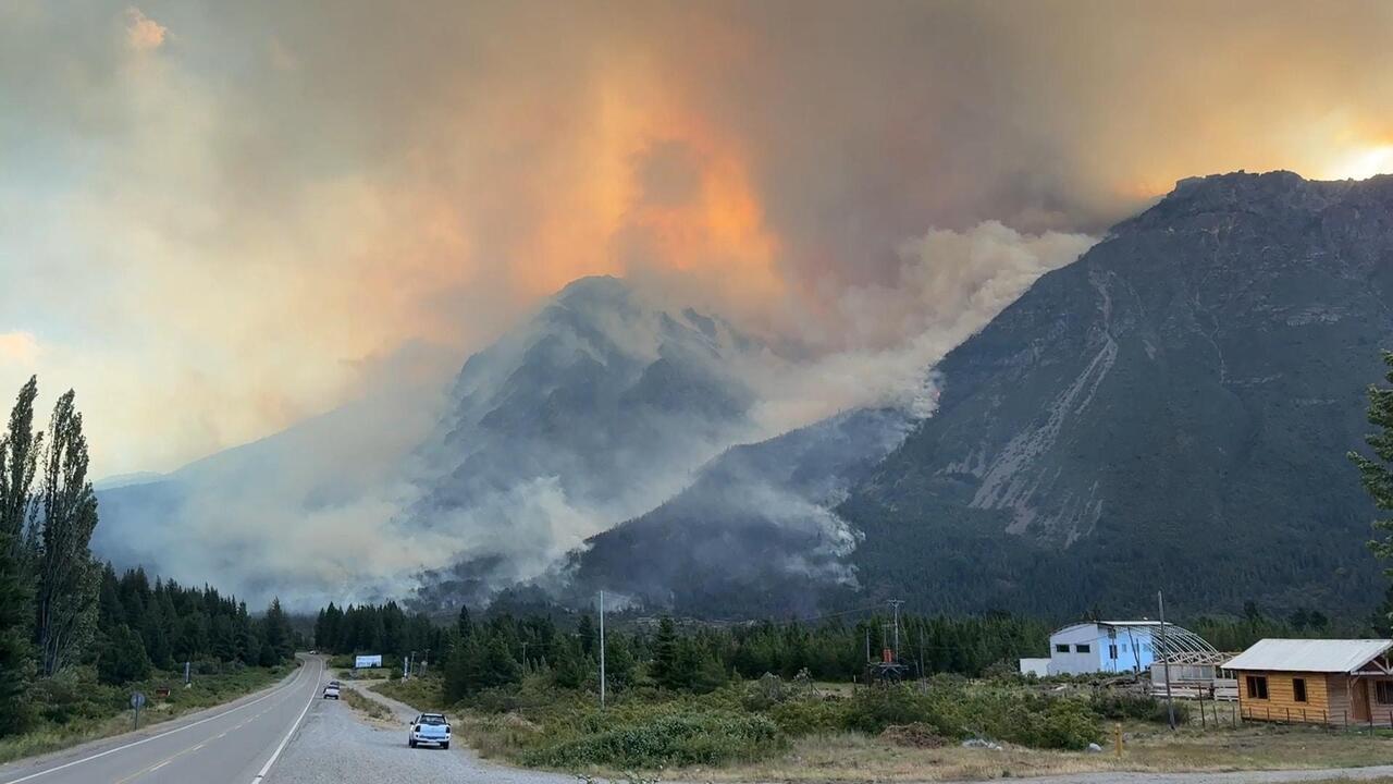 Mount Doom - Wildfires spread through Argentina's Patagonia

