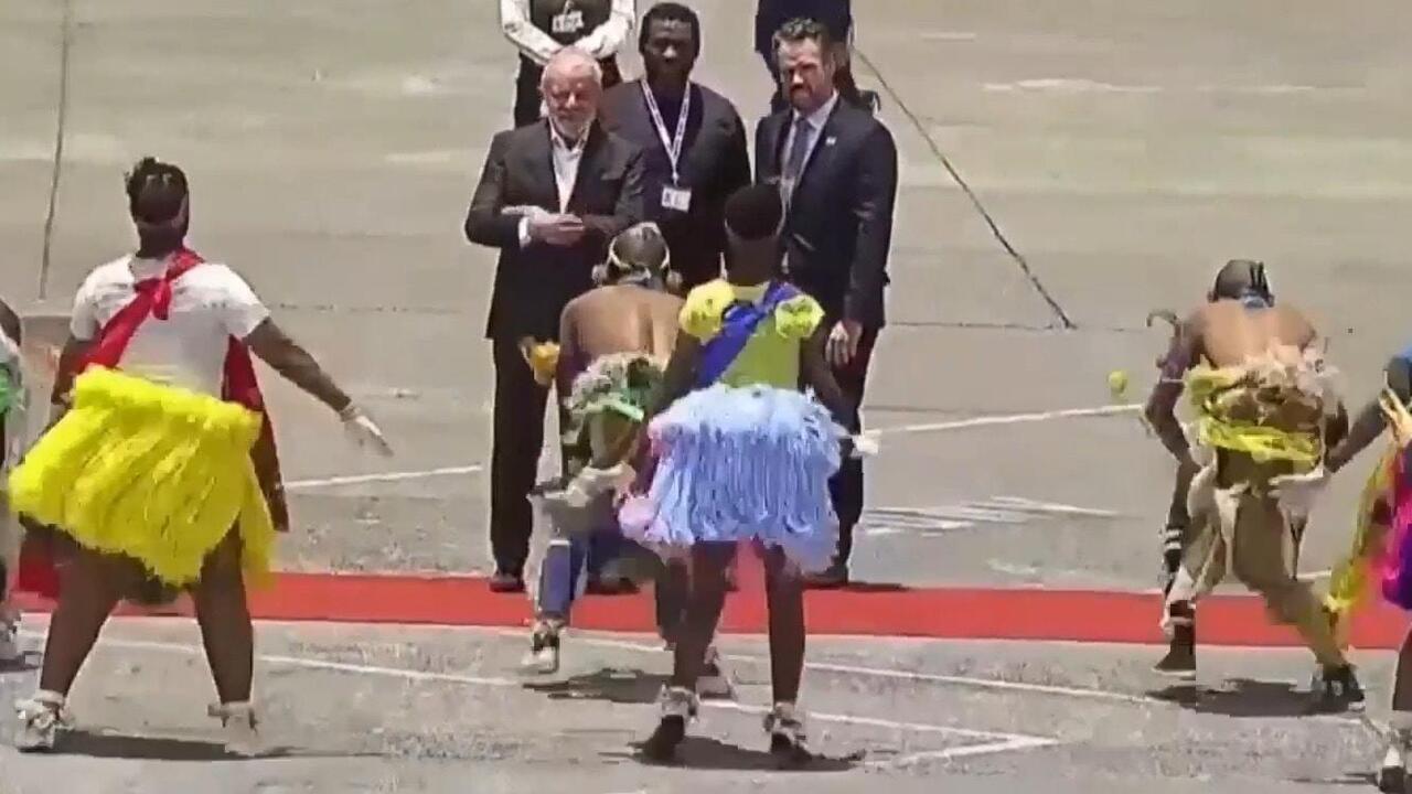 New beat - Brazil's Lula enjoys South African dancing after jetting in for G20 from COP30