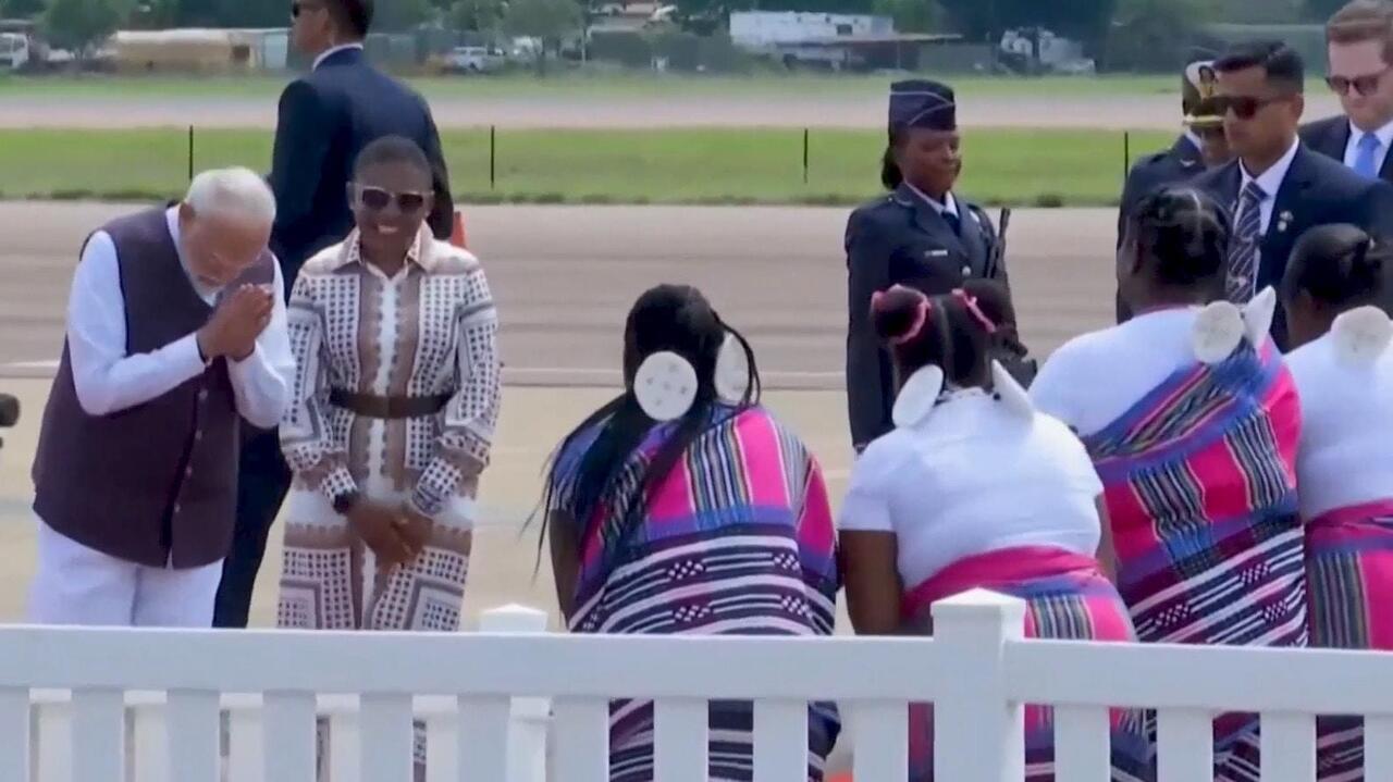 Modi and the dancers! Indian PM thanks performers on arrival at G20

