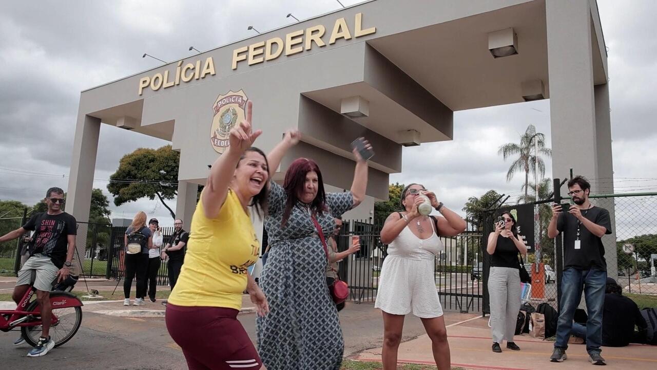 Bolsonaro arrested - Celebrations in Brasilia as fmr pres's allies reject escape claims