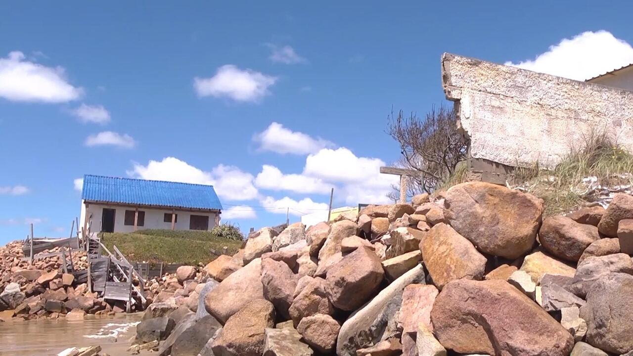 House prices falling off a cliff... literally! - Rising seas destroy homes in Uruguay