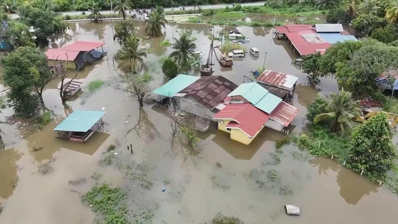 Malaysia flooding - Heavy rains displace thousands