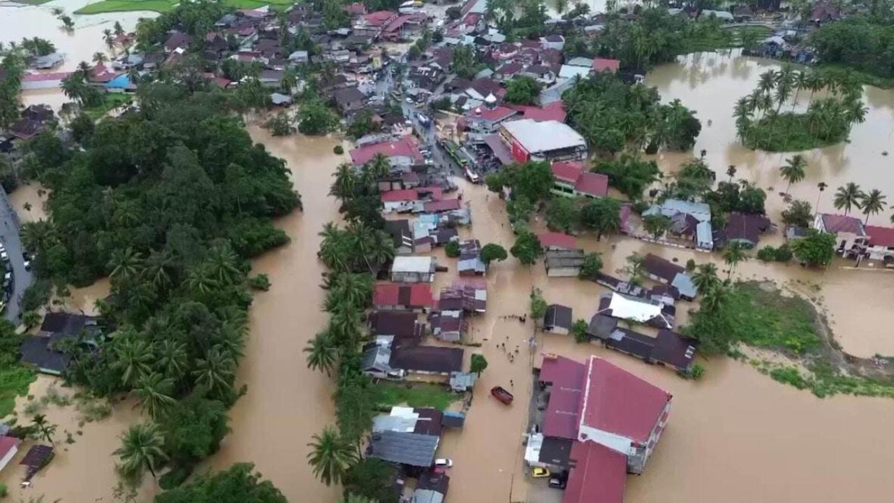 
Solok submerged - Floods devastate Indonesian communities, engulfing farmland and homes