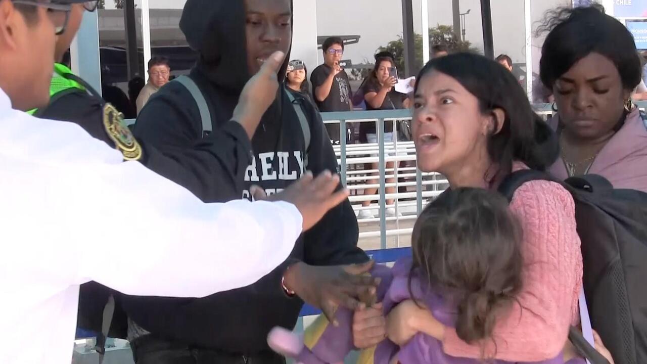 Tension mounts as migrants break through police cordon on Peru-Chile border