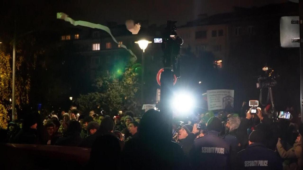 Paper storm in Sofia - Protesters hurl rolls, demand FM Mitov quit over protest crackdown