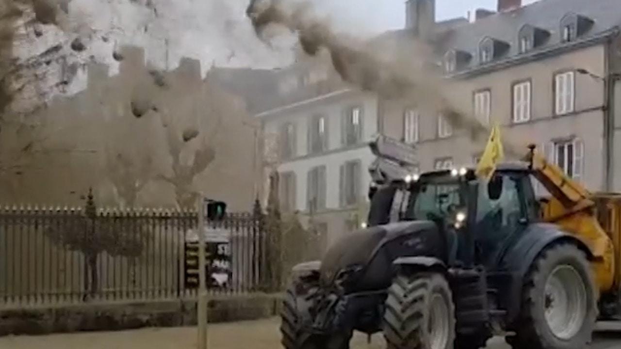 In the merde! - French farmers dump all over city square in latest dirty protest

