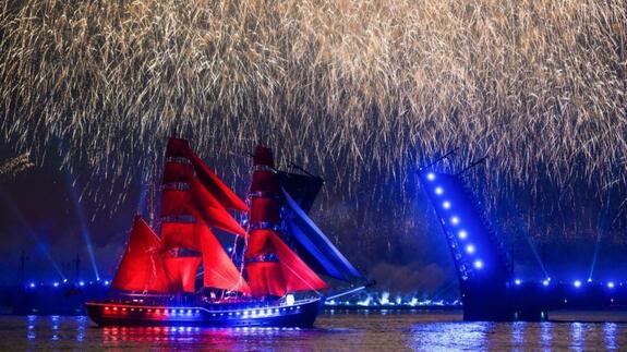 'Scarlet Sails' holiday marks end of school year in St Petersburg