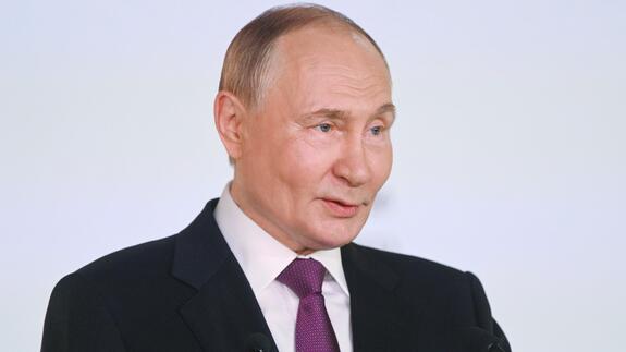 Putin participates in plenary session of AI Journey 2025