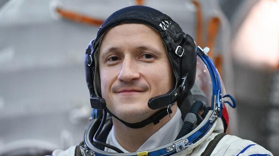 Russian cosmonauts on spacewalk