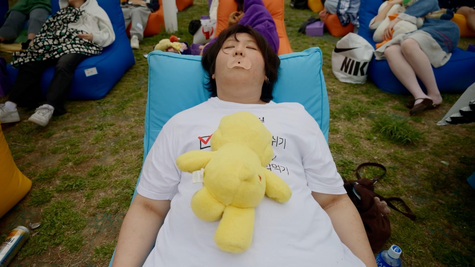 You can do BEDDER than that! - Hundreds join 'power nap contest' along ...