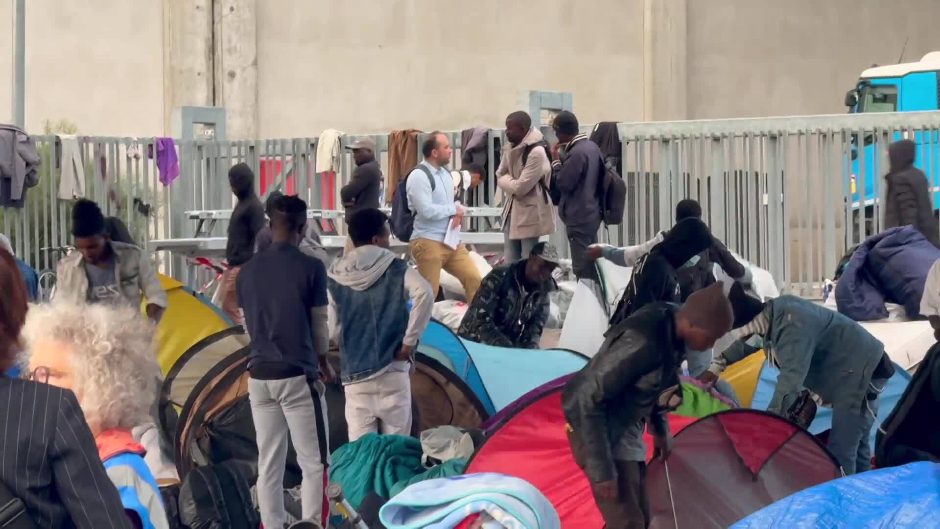 Hundreds of migrants moved from Paris in final 'clean up' operation ...