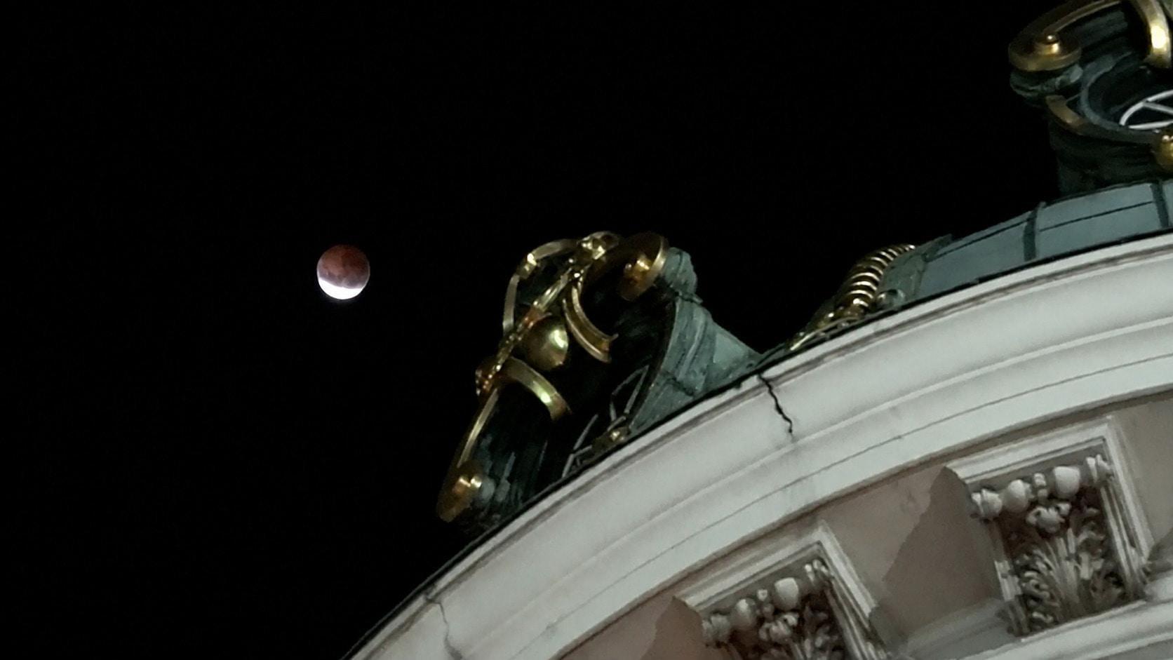 Moon makeover! - Copper-red lunar eclipse glows above Rio's