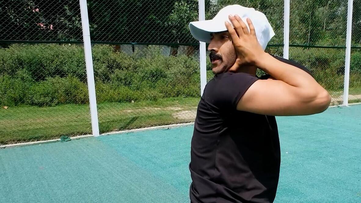 How does he DO that?! - Kashmir's 'Rubber Boy' twists head 180 degrees and  squeezes entire body through tennis racket | Video Viory