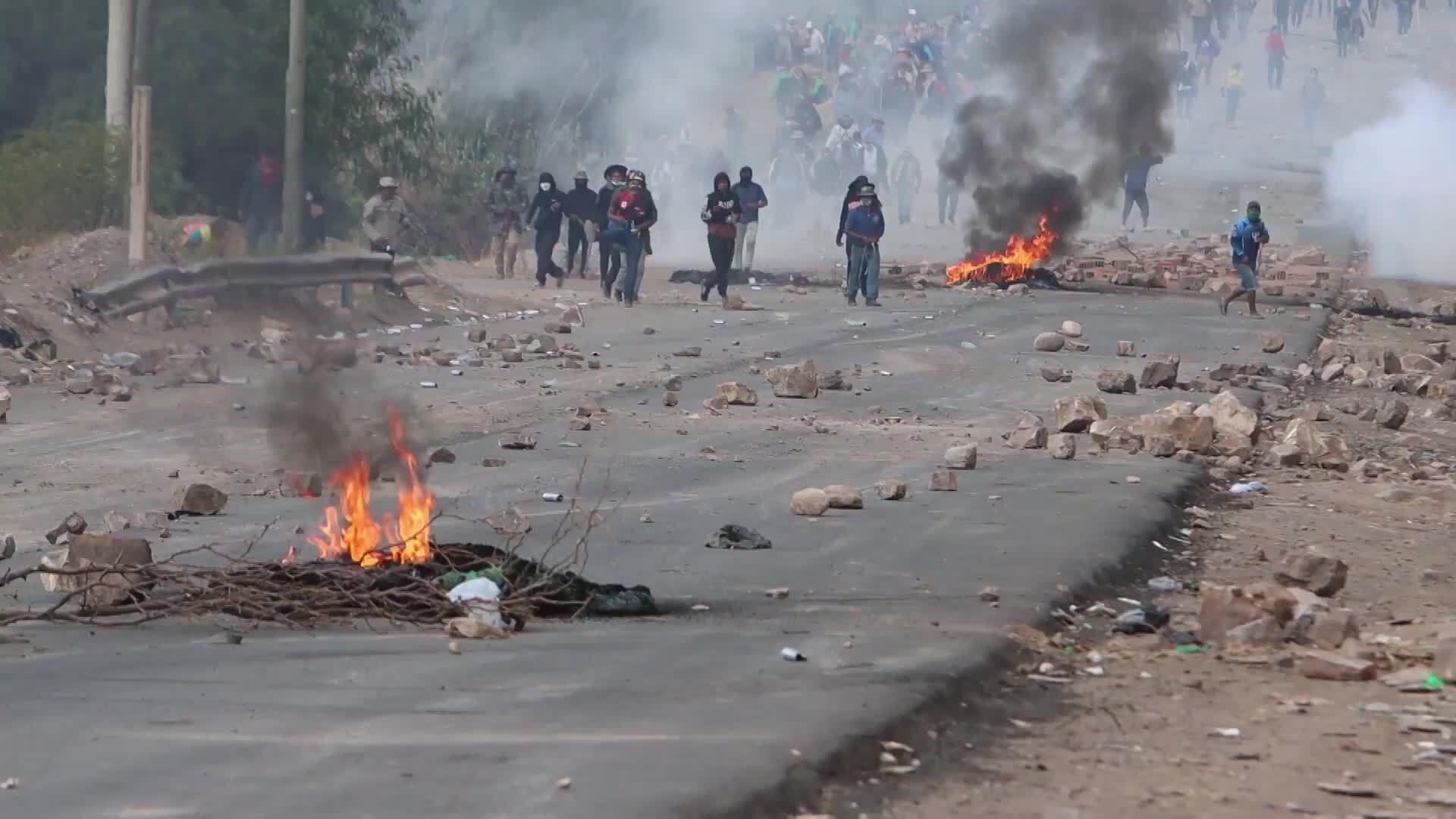 Police disperse protesters blocking roads, demanding to drop charges