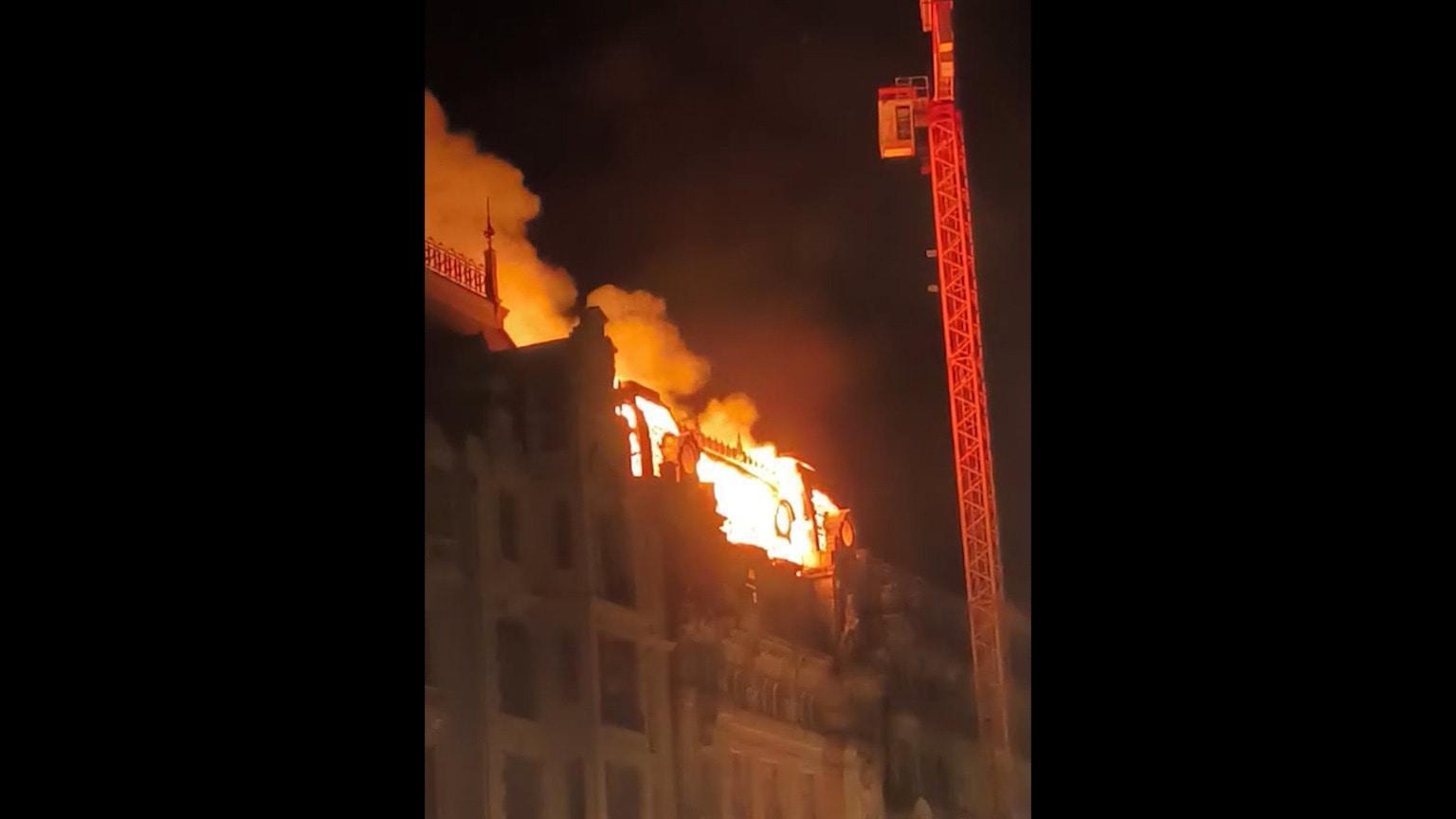 roof-on-fire-flames-tear-through-building-under-construction-on-porto