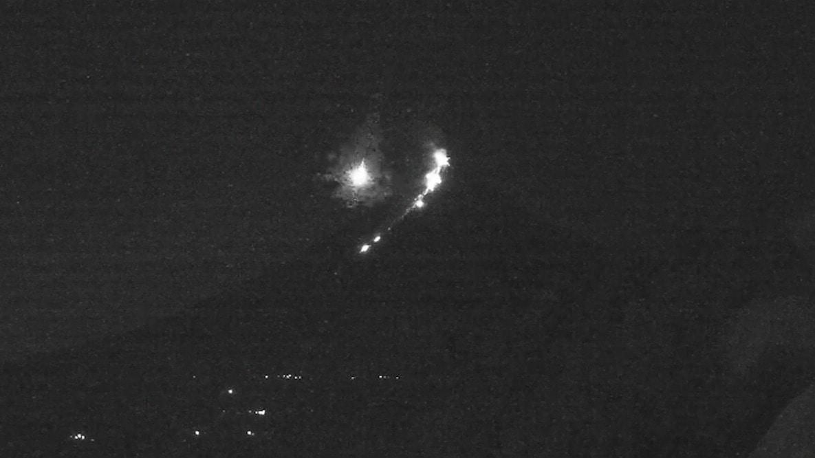 Intergalactic, planetary - Camera captures rare meteor disintegrating ...