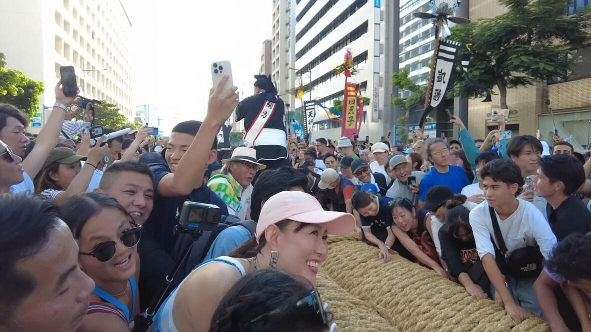 Rope in the fun! - Thousands take part in world's largest tug-of-war ...