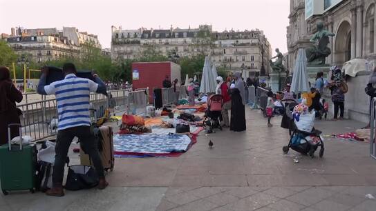 "الحوامل والأطفال في الشوارع"... الشرطة الفرنسية تطرد 200 مهاجر من أمام بلدية باريس بعد اعتصام دام أسبوعاً