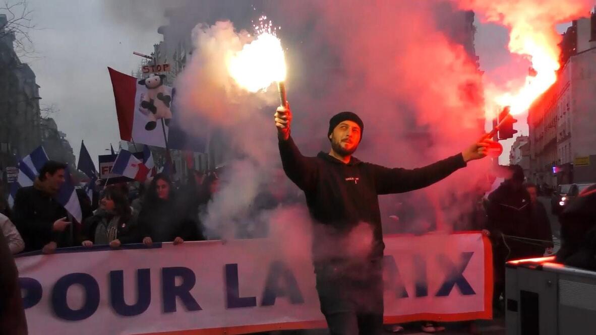 Demonstranti drže transparent FREXIT i francuske zastave na protestu u Parizu