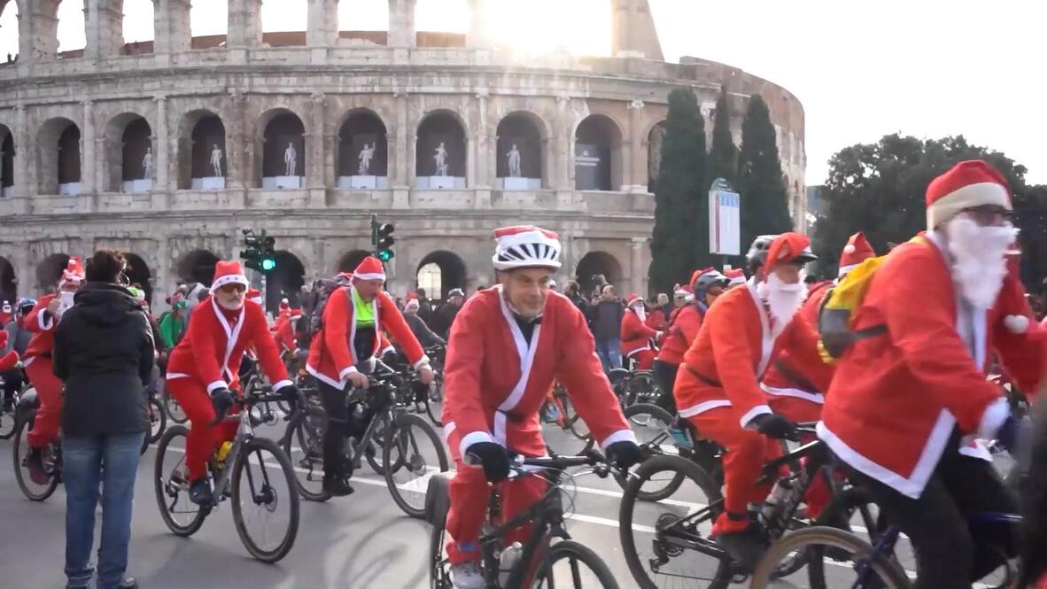 Santas take over Rome! Hundreds join festive bike ride to pedal for ...