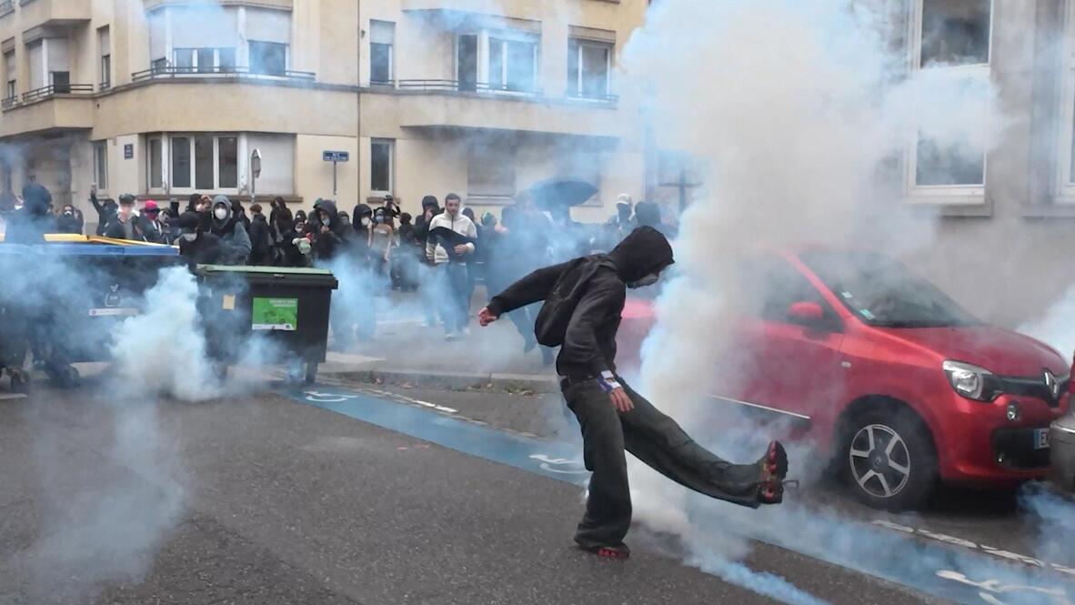 It's REALLY kicking off! - Strasbourg protesters send tear gas ...
