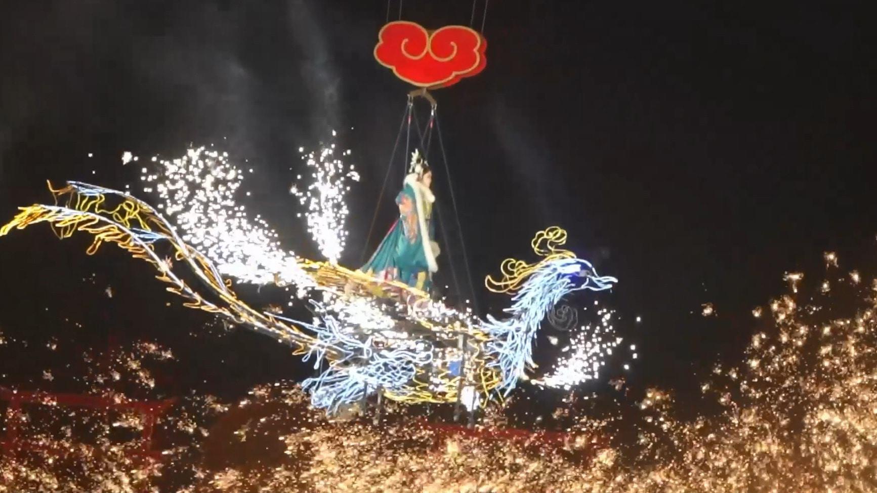 Raining gold! - Molten iron fire show lights up China's Tangshan for ...