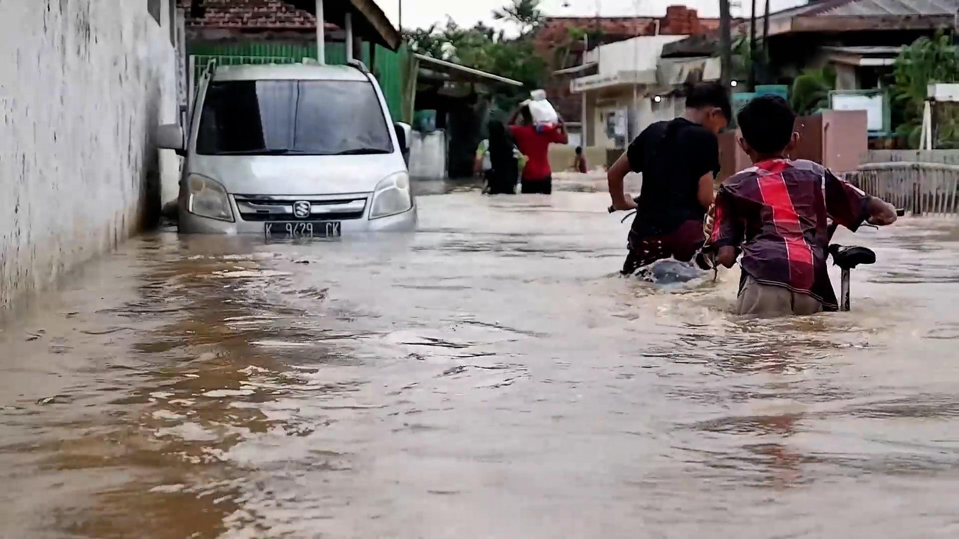 Relentless floods - Central Java streets submerged as waters kill at ...
