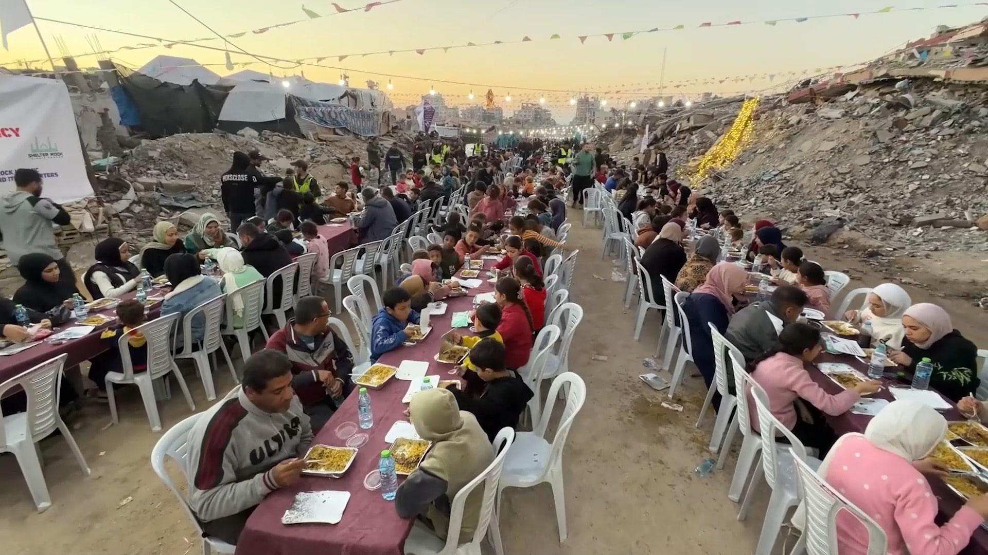 Iftar in Gaza - Hundreds break daily Ramadan fast amid ruins of Al ...