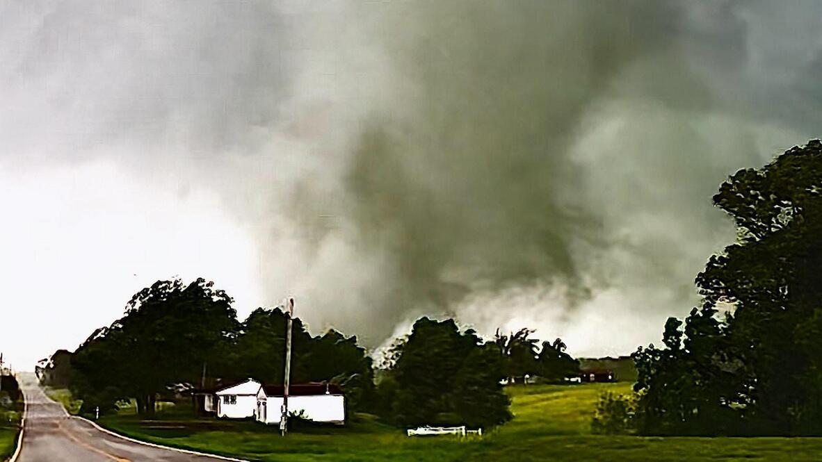 Into the storm! Violent tornado rips through Illinois | Video Viory